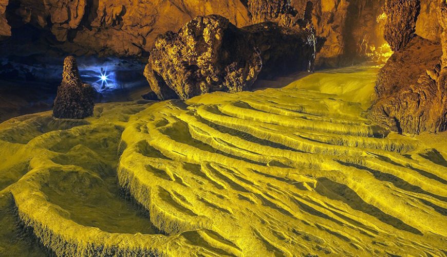 Nguom Ngao Cave
