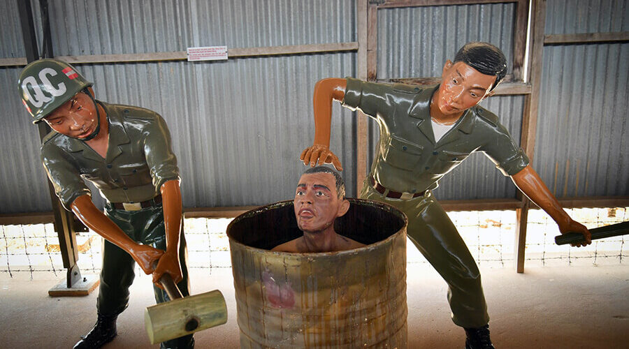 More frighteningly, they threw the prisoners into barrels filled with water, one pressed their heads down, the other used a mallet to hit them hard, causing the soldiers to choke on water and painfully break their ears.