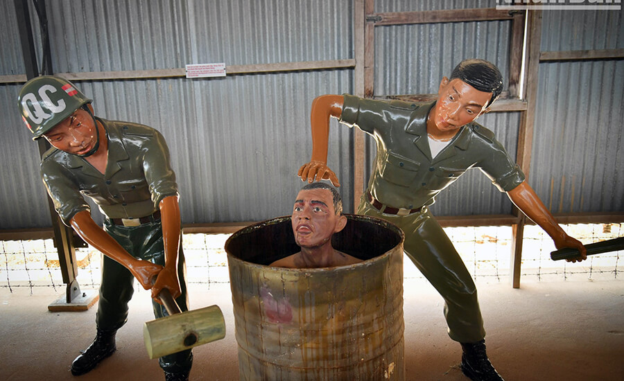 More frighteningly, they threw the prisoners into barrels filled with water, one pressed their heads down, the other used a mallet to hit them hard, causing the soldiers to choke on water and painfully break their ears.