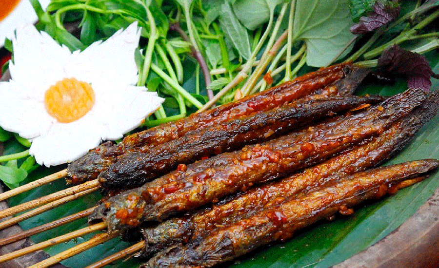 Grilled mudskipper with salt and chili