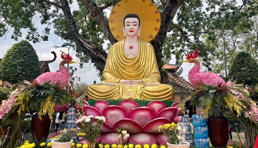 statue of Buddha Shakyamuni meditating