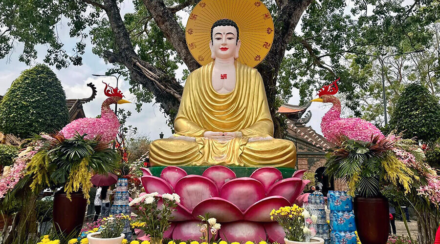 statue of Buddha Shakyamuni meditating
