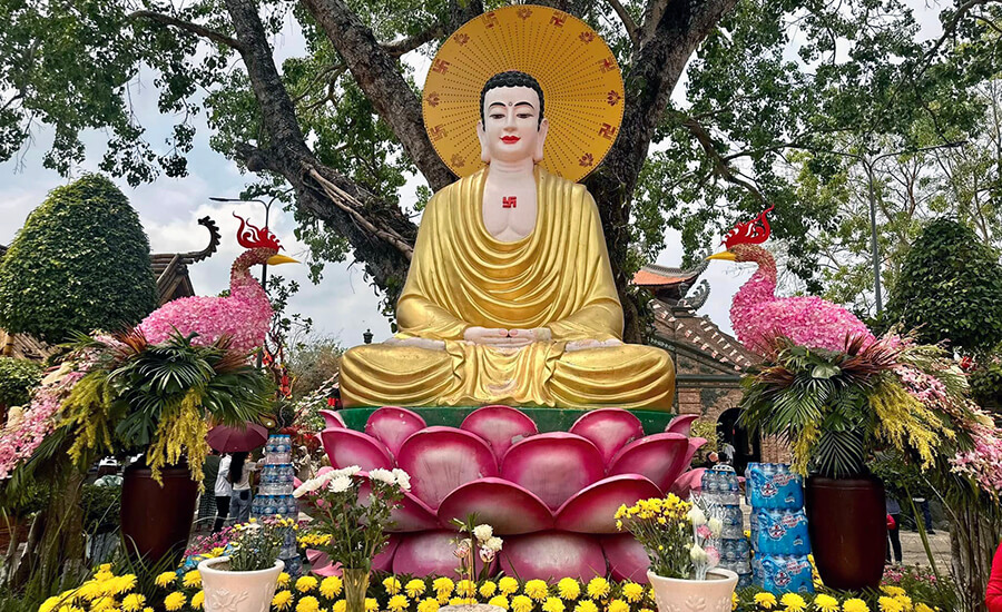 statue of Buddha Shakyamuni meditating
