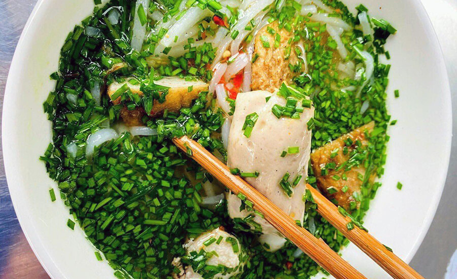 Thick noodle soup with garlic chive
