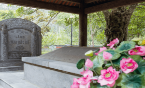 Tomb and Mai Hac De Temple relic