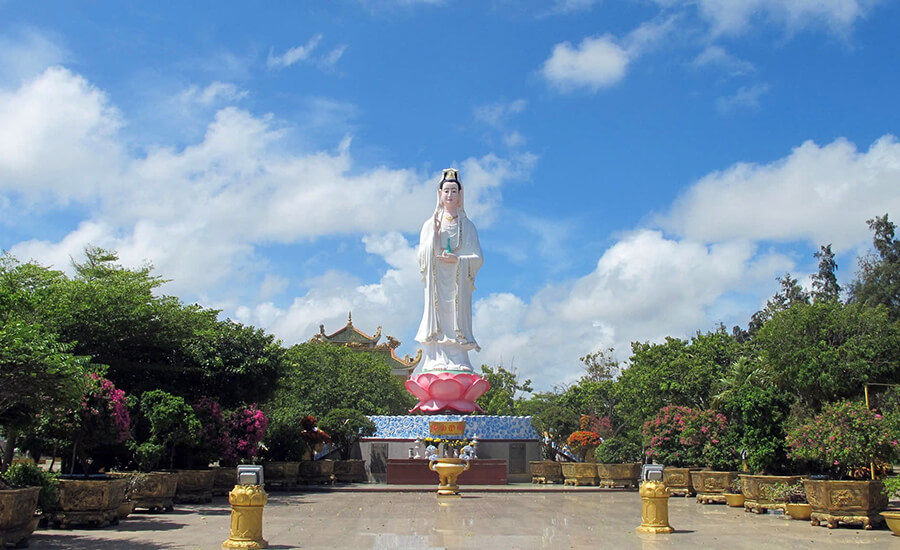 Bodhisattva Avalokitesvara statue in Khai Long beach