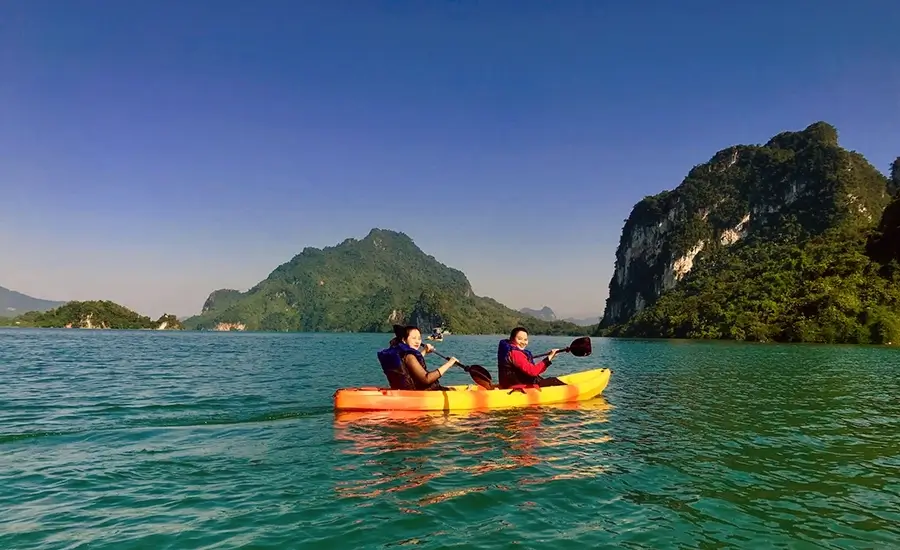 kayaking in Hoa Binh lake