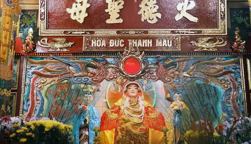 inside Ba Hoa temple