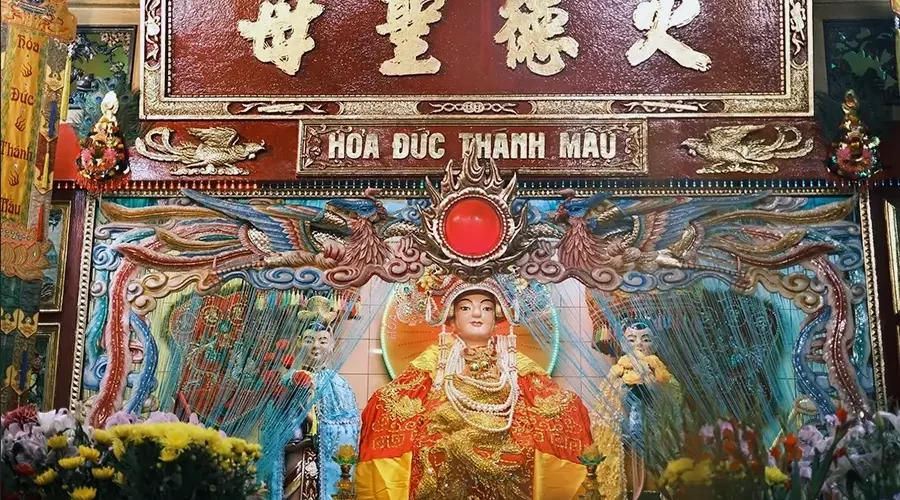 inside Ba Hoa temple