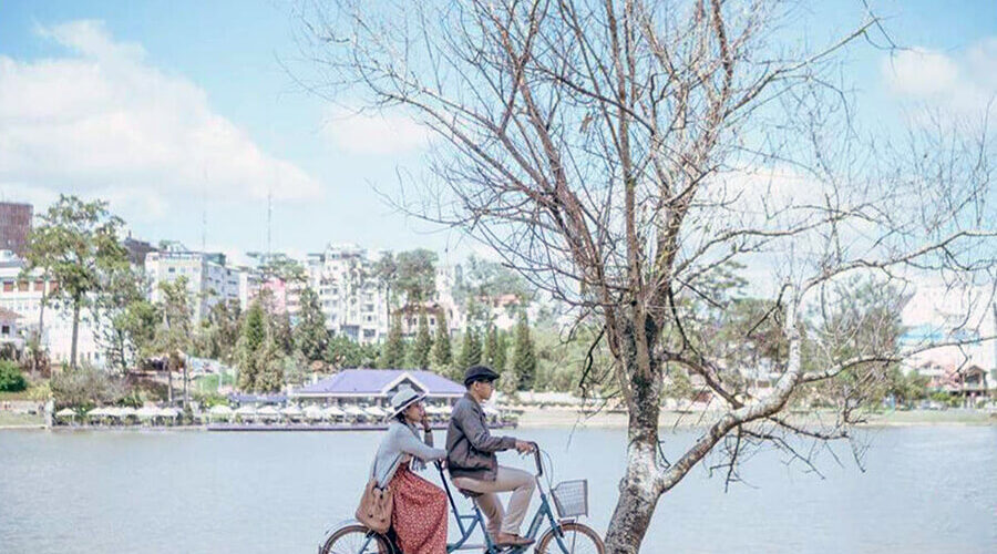 tandem bicycle around Xuan Huong Lake