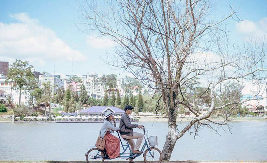 tandem bicycle around Xuan Huong Lake