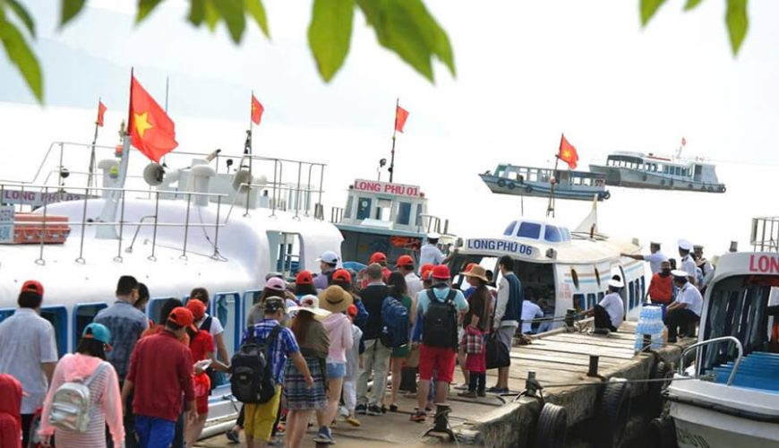 boat to Lao islet