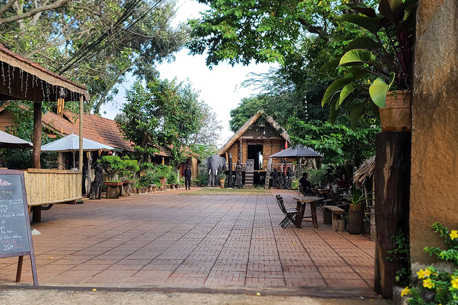 Ako Dhong Village