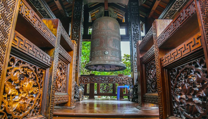 giant bell in Khai Doan Pagoda