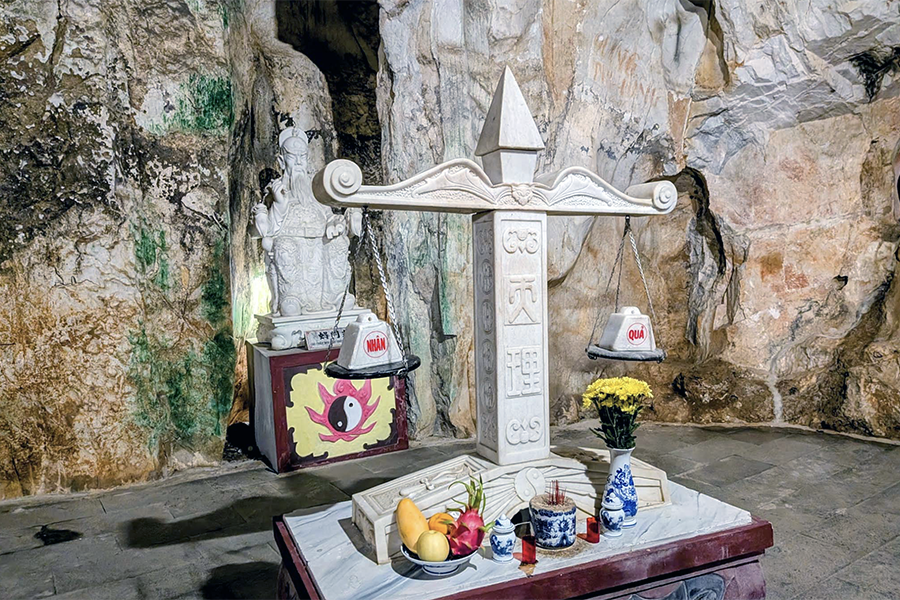 Am Phu Cave